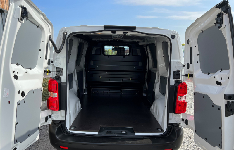 Vntorn obloenia nklad.priestoru L1 - Citroen Jumpy, Peugeot Expert (L1 r.v. 2016-), Toyota Proace (City r.v. 2016-) (Dka 2162 mm) PLAST