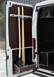 Integrovan� dr�iak lop�t na zadn� kr�dlov� dvere