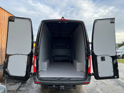 Vntorn obloenia nklad.priestoru Mercedes-Benz Sprinter RWD (4307  mm / vysok strecha 2009 mm)