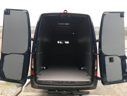Vntorn obloenia nklad.priestoru Mercedes-Benz Sprinter RWD (4707 mm / vysok strecha 2009 mm)