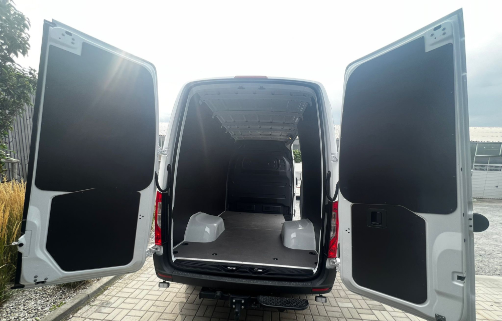 Vntorn obloenia nklad.priestoru Mercedes-Benz Sprinter RWD (3272 mm / vysok strecha  2009 mm)